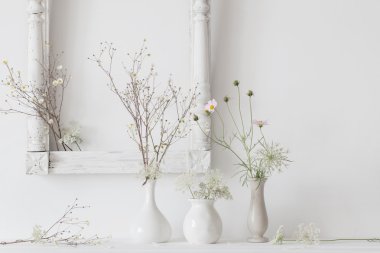 beyaz zemin üzerinde bir Vazoda Çiçekler