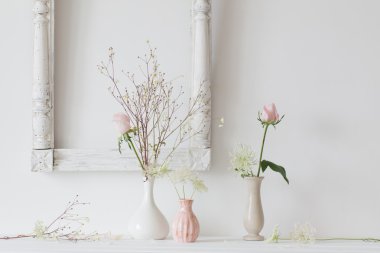 beyaz zemin üzerinde bir Vazoda Çiçekler
