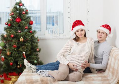 mutlu çift ile Noel ağacı kapalı