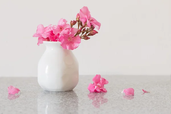 Flores rosadas en un jarrón —  Fotos de Stock