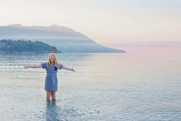 Happy girl in sea — Stock Photo, Image