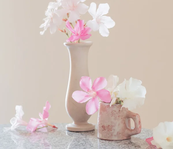 Lyserøde blomster i en vase - Stock-foto