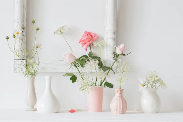 Flores em um vaso no fundo branco — Fotografia de Stock