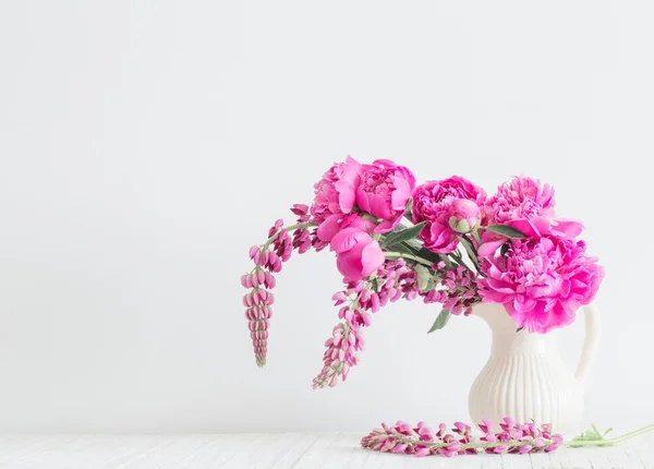 白い背景の上に花瓶の牡丹の花 — ストック写真