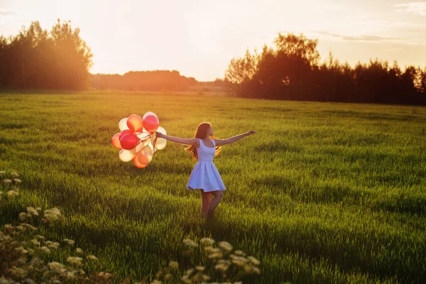 Mujeres jóvenes con globos al aire libre —  Fotos de Stock