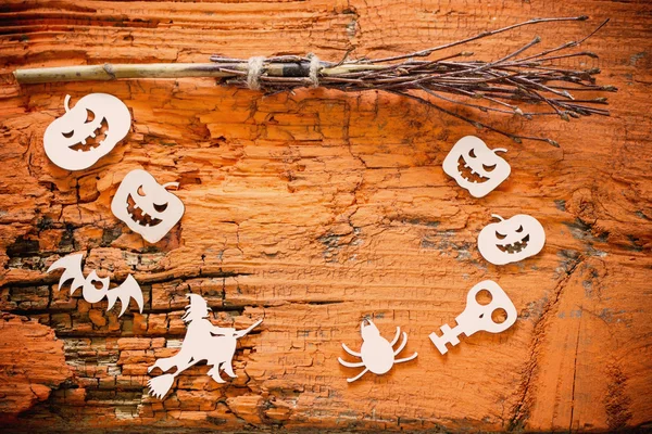 Halloween decoração no fundo de madeira laranja — Fotografia de Stock
