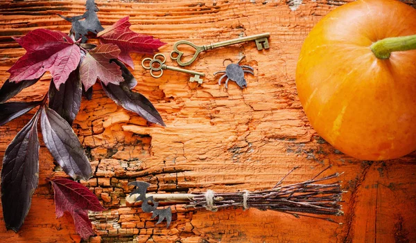 Decoración de halloween sobre fondo de madera naranja — Foto de Stock