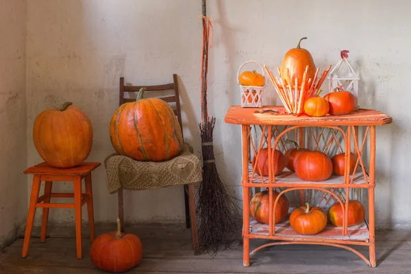 Decorazioni per la casa di Halloween con zucche — Foto Stock
