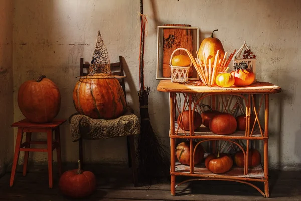 Decorazioni per la casa di Halloween con zucche — Foto Stock