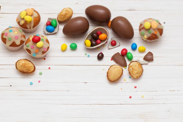 Cioccolato uova di Pasqua e Cupcake su sfondo di legno — Foto Stock