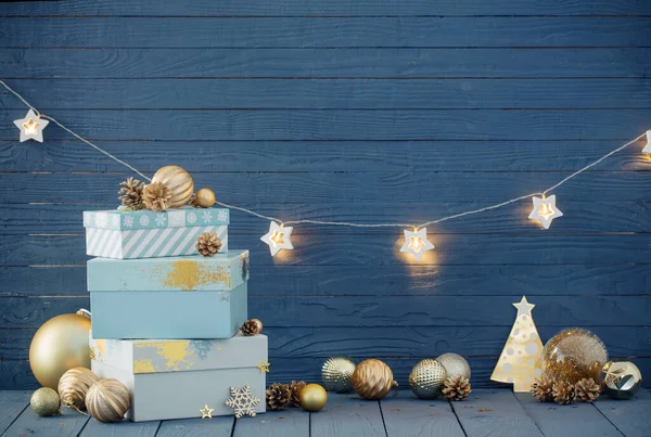 Mavi Ahşap Arka Planda Altın Süslemeli Noel Hediyeleri — Stok fotoğraf