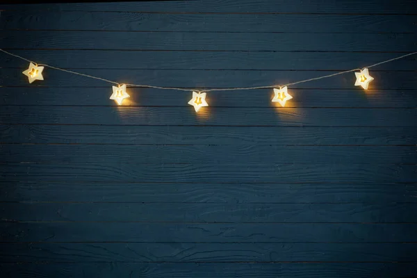 Weihnachtsbeleuchtung Auf Blauem Holzhintergrund — Stockfoto