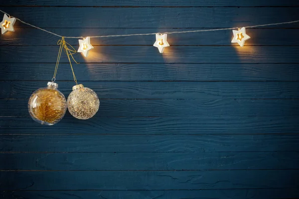 Weihnachtsbeleuchtung Auf Blauem Holzhintergrund — Stockfoto