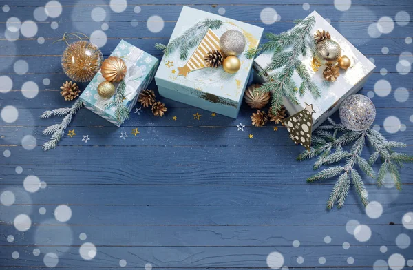 Kerstgeschenken Met Gouden Versieringen Blauwe Houten Achtergrond — Stockfoto