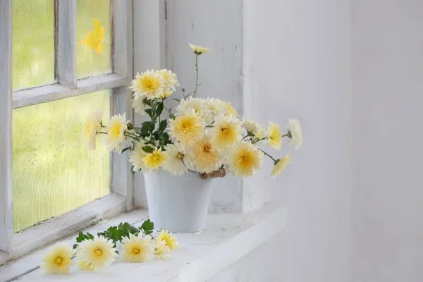 Chrysanthemums Vase Windowsill Autumn — Stock Photo, Image