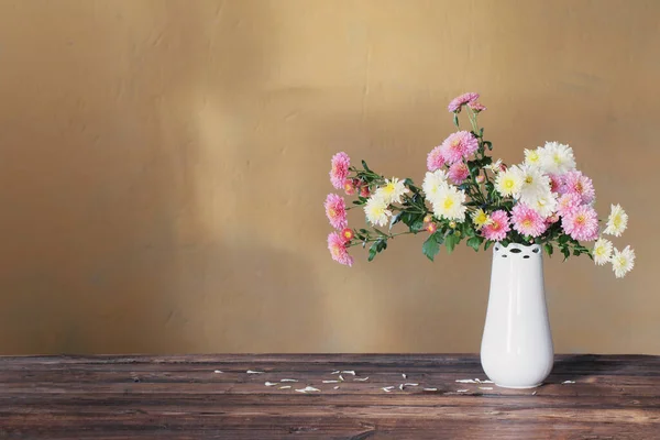 Chrysanthèmes Dans Vase Sur Une Vieille Table Bois — Photo