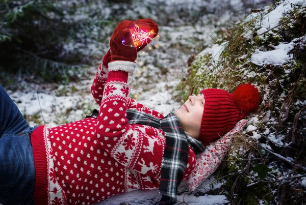 Śmieszne Młody Człowiek Czerwony Kapelusz Zimowym Lesie — Zdjęcie stockowe