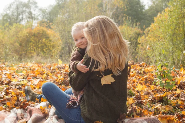 晴れた秋の公園で母と息子は — ストック写真