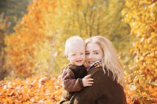 Matka Syn Slunečném Podzimním Parku — Stock fotografie