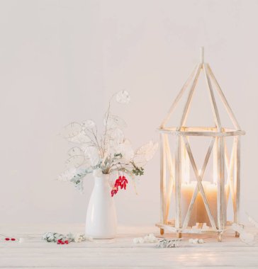 Arka plandaki Noel süslemeleri beyaz duvar