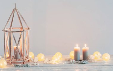 Arka plandaki Noel süslemeleri beyaz duvar