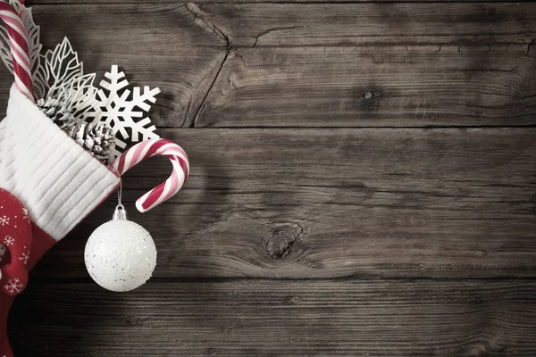 Calza Natale Con Regali Appesi Sfondo Legno Scuro Vecchio — Foto Stock