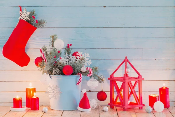 Jul Dekorationer Med Brinnande Ljus Blå Trä Bakgrund — Stockfoto