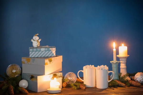 Två Vita Koppar Med Drycker Med Marshmallows Och Jul Dekorationer — Stockfoto