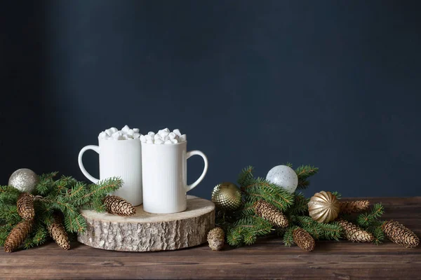 Zwei Weiße Tassen Mit Getränken Mit Marshmallows Und Weihnachtsdekoration Auf — Stockfoto