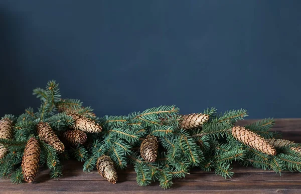 Sparren Takken Met Kegels Achtergrond Houten Tafel Blauwe Muur — Stockfoto