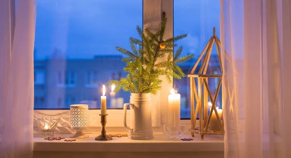 Noel Akşamı Pencere Eşiğinde Yanan Mumlarla — Stok fotoğraf