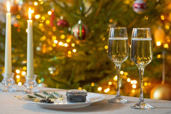 Zwart Kaviaar Glas Champagne Achtergrond Kerstboom — Stockfoto