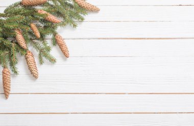 Beyaz ahşap zemin üzerinde koni ile köknar dalları