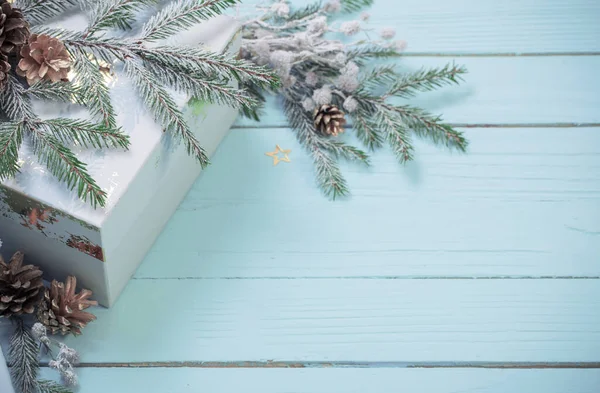 Regalos Navidad Con Decoraciones Doradas Sobre Fondo Madera Azul —  Fotos de Stock