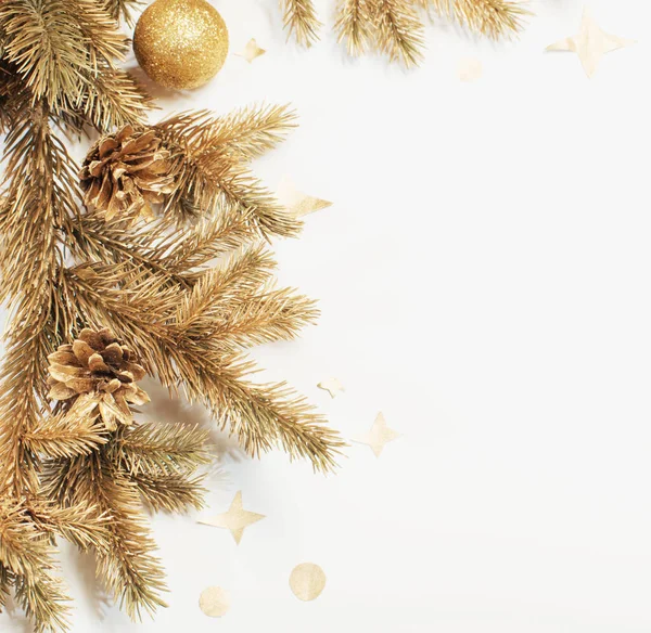 白い背景に金色のクリスマスの装飾 — ストック写真