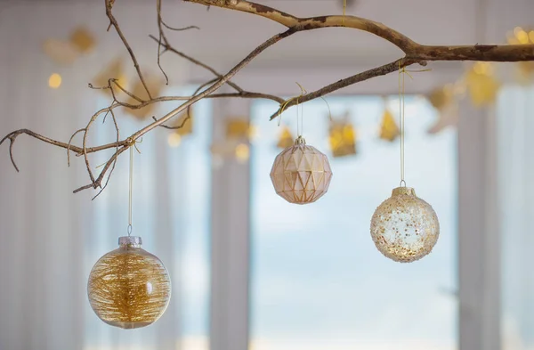 Boules Noël Sur Branche Dorée Sur Fenêtre Arrière Plan — Photo
