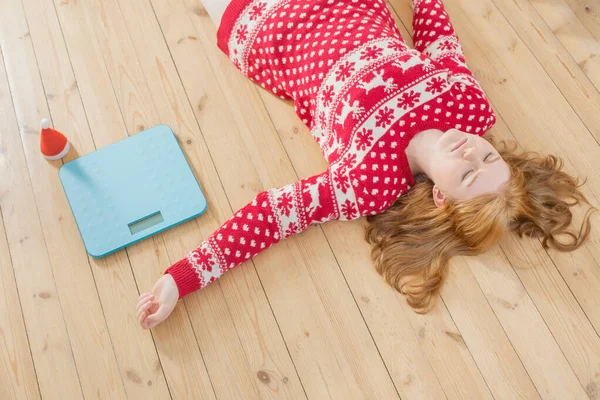 Triest Jong Meisje Kerst Trui Met Blauwe Schaal Voor Gewichtsbeheersing — Stockfoto