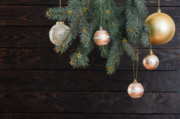 Weihnachtskugeln Auf Tannenzweigen Auf Dunklem Holzgrund — Stockfoto