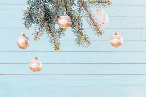 Weihnachtskugeln Auf Tannenzweigen Auf Blauem Holzgrund — Stockfoto