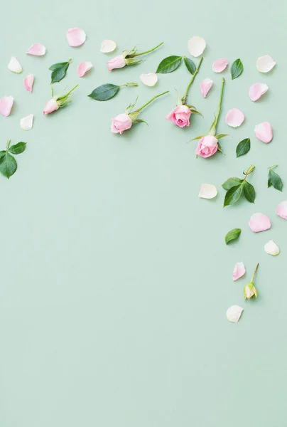 Pink White Flowers Green Paper Background — Stock Photo, Image