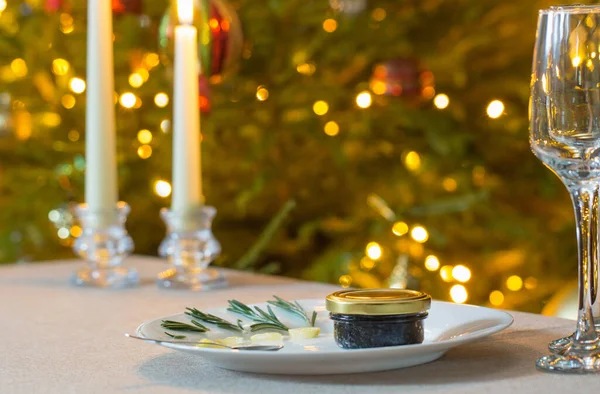 Svart Kaviar Och Glas Champagne Bakgrund Julgran — Stockfoto