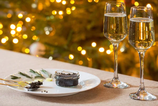 Zwart Kaviaar Glas Champagne Achtergrond Kerstboom — Stockfoto