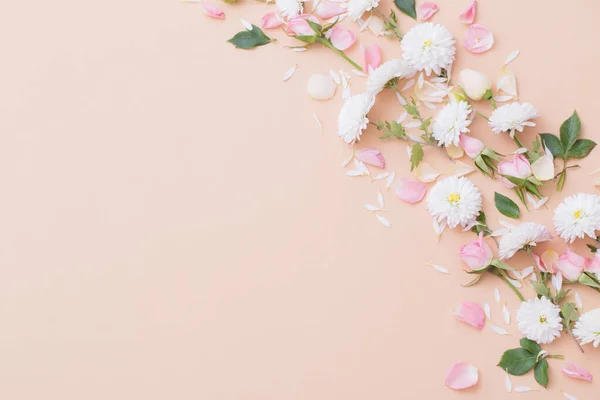 Kağıt Arkaplanda Pembe Beyaz Çiçekler — Stok fotoğraf