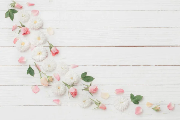 Flores Rosa Branco Sobre Fundo Madeira Branco — Fotografia de Stock