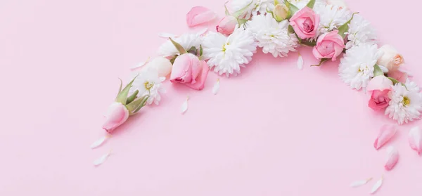 Flores Cor Rosa Branco Sobre Fundo Papel Rosa — Fotografia de Stock