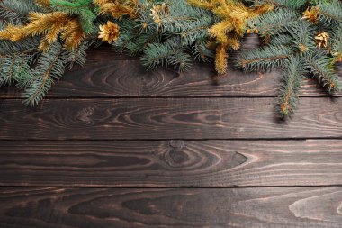 Eski, karanlık ahşap arka planda Noel köknar dalları