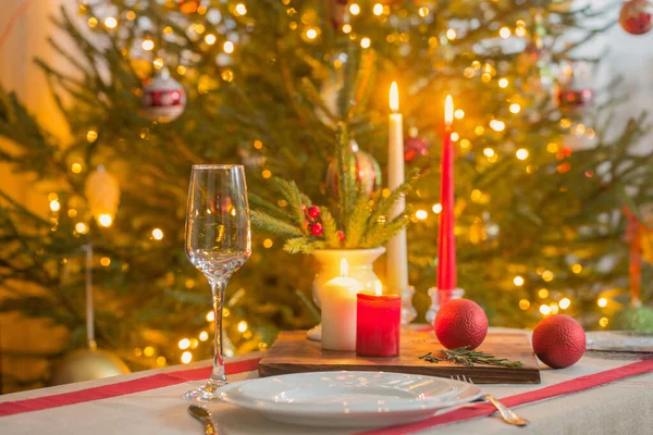 Kersttafel Met Kaarsen Achtergrond Spar — Stockfoto