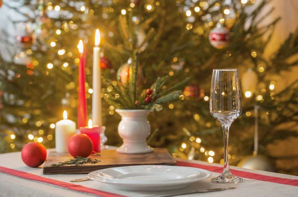 Mesa Navidad Con Velas Sobre Abeto Fondo — Foto de Stock