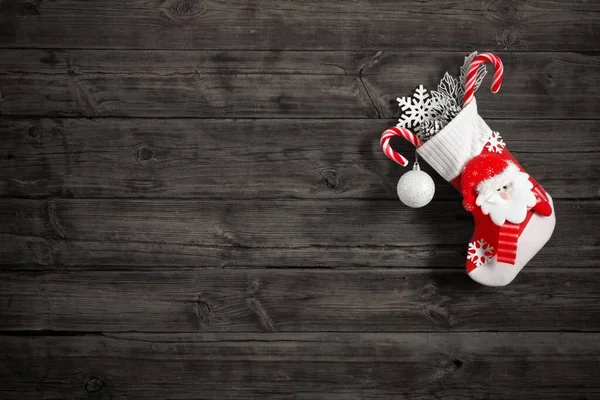 Рождественский Чулок Подарками Висит Темном Старом Деревянном Фоне — стоковое фото