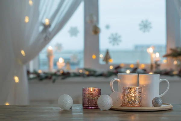 Zwei Weiße Tassen Mit Weihnachtsdekoration Auf Dem Hintergrundfenster — Stockfoto